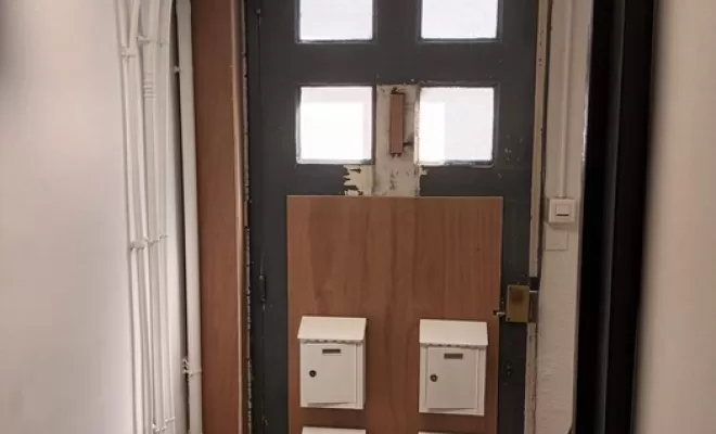 Rénovation d'une porte d'entrée d'immeuble, Bordeaux, SR Construction