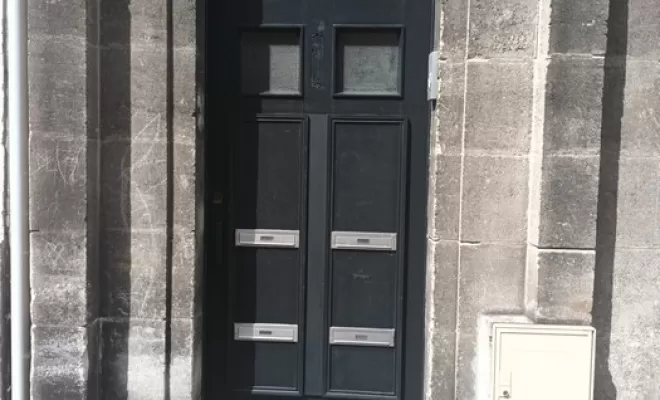 Rénovation d'une porte d'entrée d'immeuble, Bordeaux, SR Construction