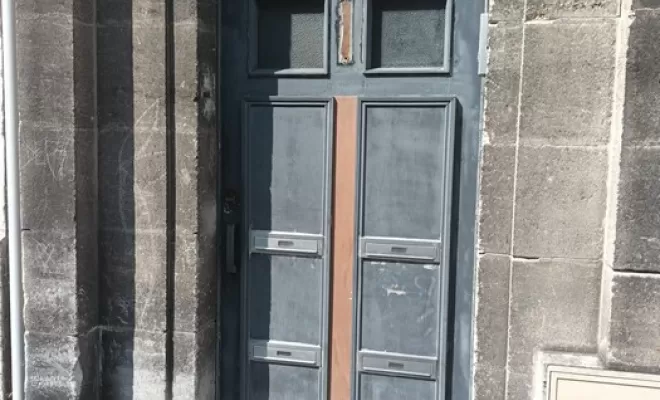 Rénovation d'une porte d'entrée d'immeuble, Bordeaux, SR Construction