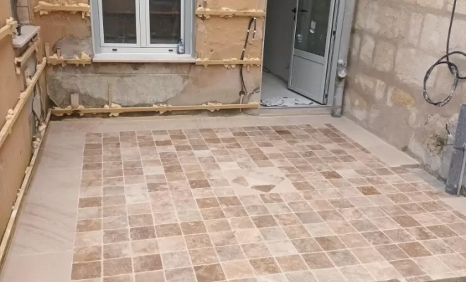 terrasse en pierre travertin