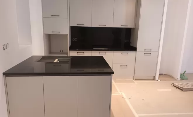 cuisine sur mesure avec plan de travail pierre 