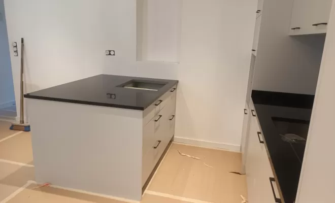 cuisine sur mesure avec plan de travail pierre 
