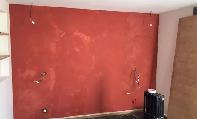 application de enduit béton ciré rouge
