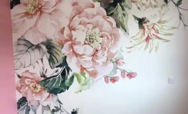 pose de papier décoratif dans un mur chambre