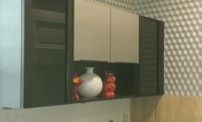 pose de papier décoratif dans une cuisine
