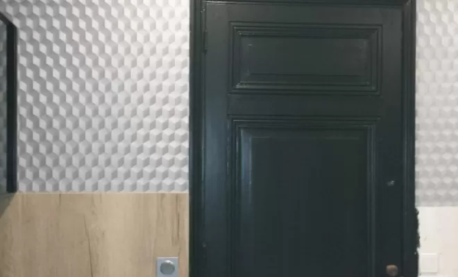 pose de papier décoratif dans une cuisine