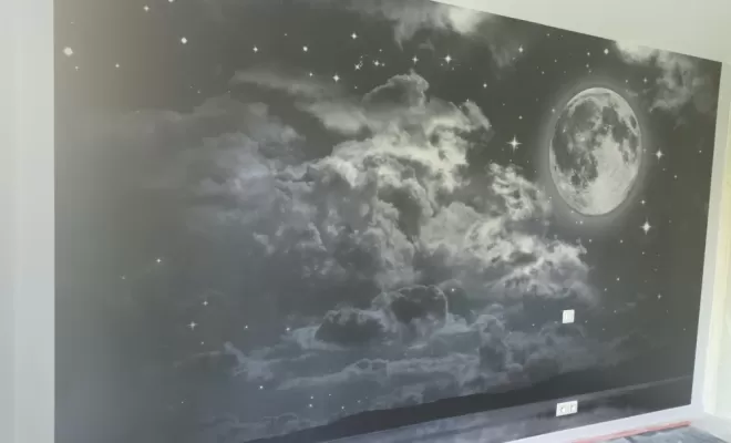 pose de papier décoratif dans un mur chambre