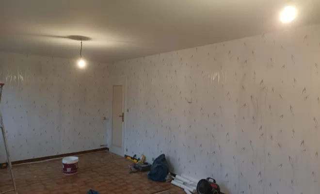 pose de papier décoratif dans une salon