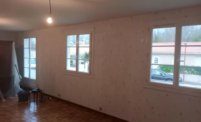 pose de papier décoratif dans une salon