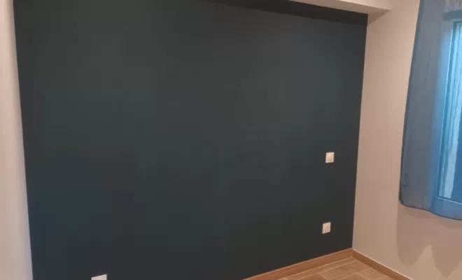 pose de papier décoratif dans un mur chambre