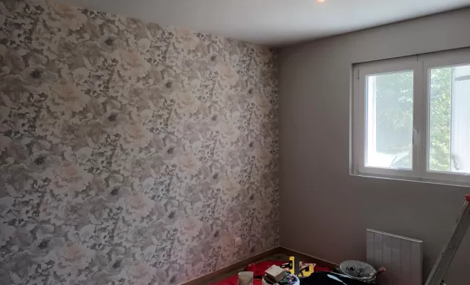pose de papier décoratif dans un mur chambre