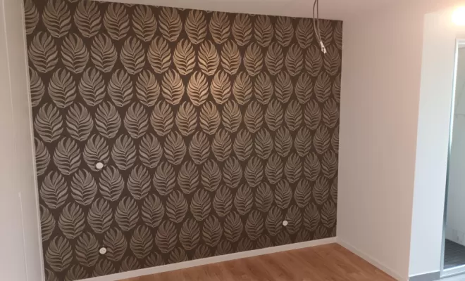 pose de papier décoratif dans un mur chambre