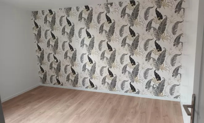 pose de papier décoratif dans un mur chambre