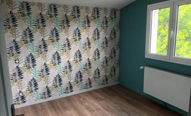 pose de papier décoratif dans un mur chambre