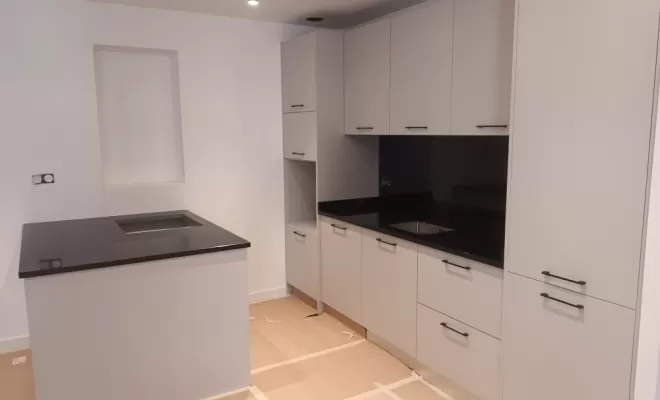 cuisine sur mesure avec plan de travail pierre 
