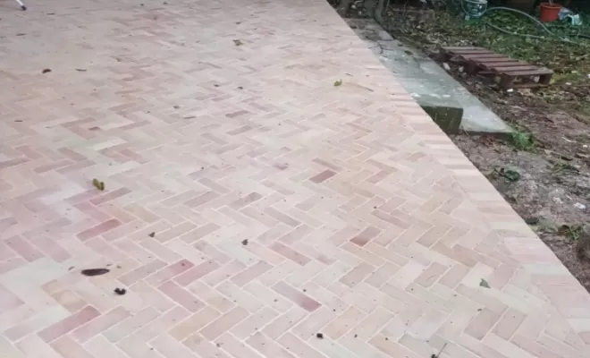 pose de carreaux terre cuite dans la terrasse