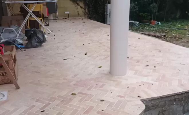 pose de carreaux terre cuite dans la terrasse 