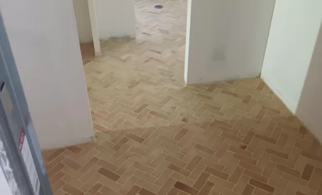 pose de carreaux terre cuite dans la salle de bain 