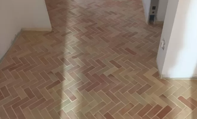 pose de carreaux terre cuite dans la salle de bain