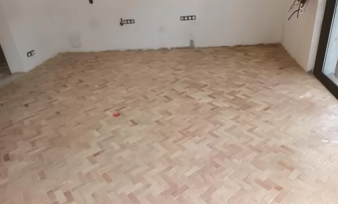 pose de carreaux terre cuite dans le salle a manger